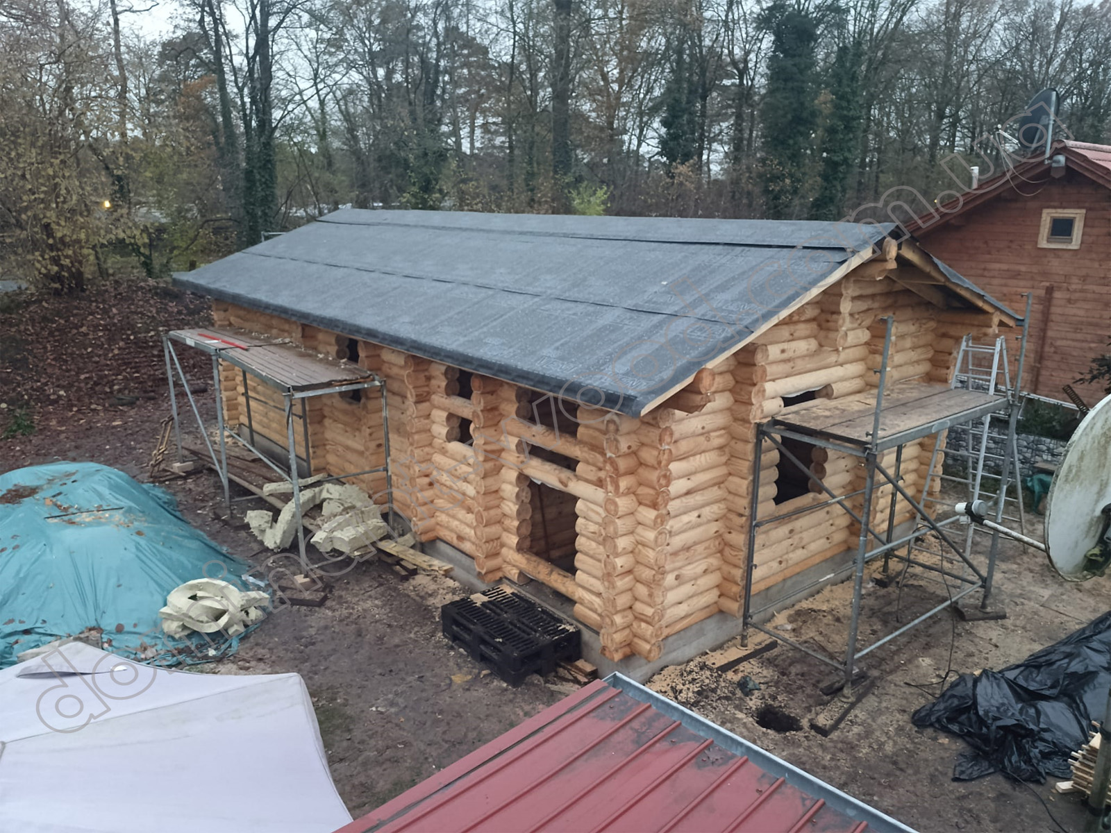 Зібраний зруб з соснових колод Ø 200 мм Зібраний зруб з соснових колод Ø 200 мм