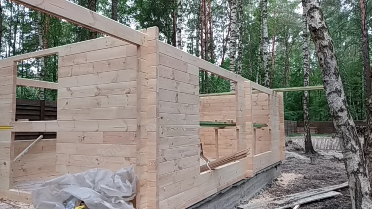 Початковий етап зведення стін із профільованого брусу Початковий етап зведення стін із профільованого брусу