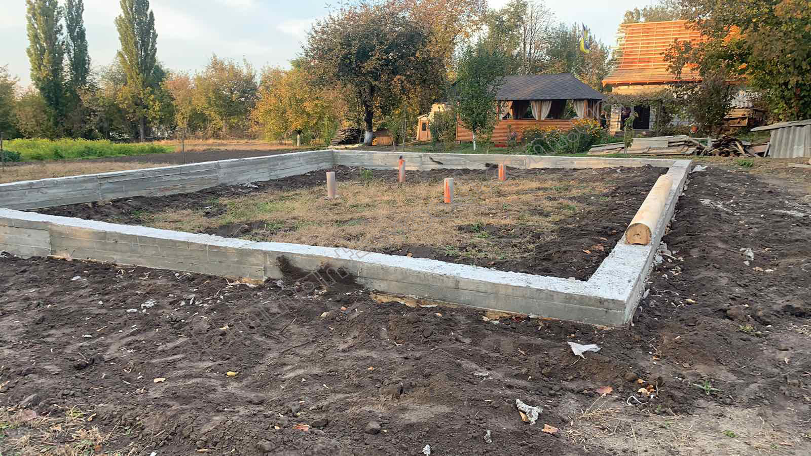Фундамент для деревянного дома из бревен - начало строительства Фундамент для деревянного дома из бревен - начало строительства