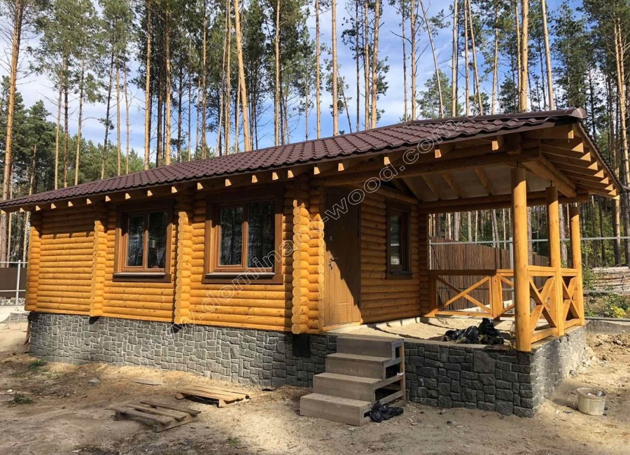 Колодчаста лазня з великою терасою під навісом